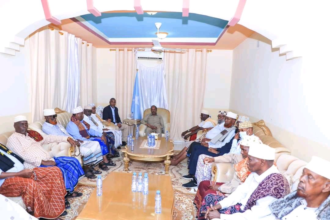 SomCusub's tweet photo. (1/2) The President of the Federal Republic of Somalia H.E @HassanSMohamud at the Presidency of Puntland State in Garowe held a consultation meeting with some of the cultural leaders of Puntland. https://t.co/nRTPTRlEJG