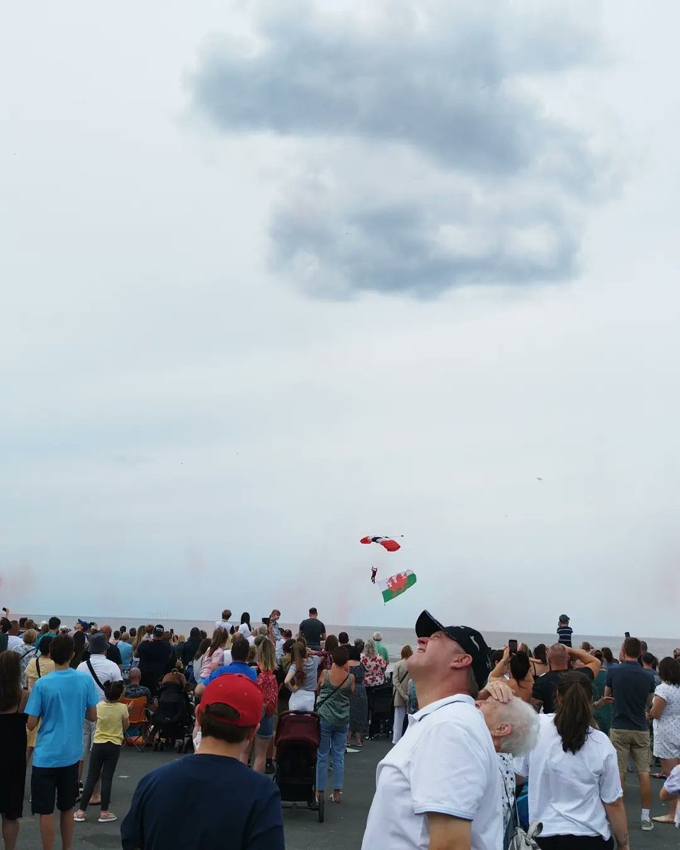 ShaunFarrelly's tweet photo. Impressive parachute display from The Red Devils, ending with the Union Jack 🇬🇧
#RhylAirshow #RhylAirshow2022 #Rhyl #AirShow #Denbighshire #NorthWales #RedDevils #ParachuteTeam #ParachuteDisplay #ParachuteRegiment https://t.co/J4NRN6hosq