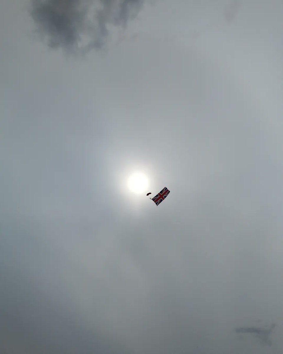 ShaunFarrelly's tweet photo. Impressive parachute display from The Red Devils, ending with the Union Jack 🇬🇧
#RhylAirshow #RhylAirshow2022 #Rhyl #AirShow #Denbighshire #NorthWales #RedDevils #ParachuteTeam #ParachuteDisplay #ParachuteRegiment https://t.co/J4NRN6hosq