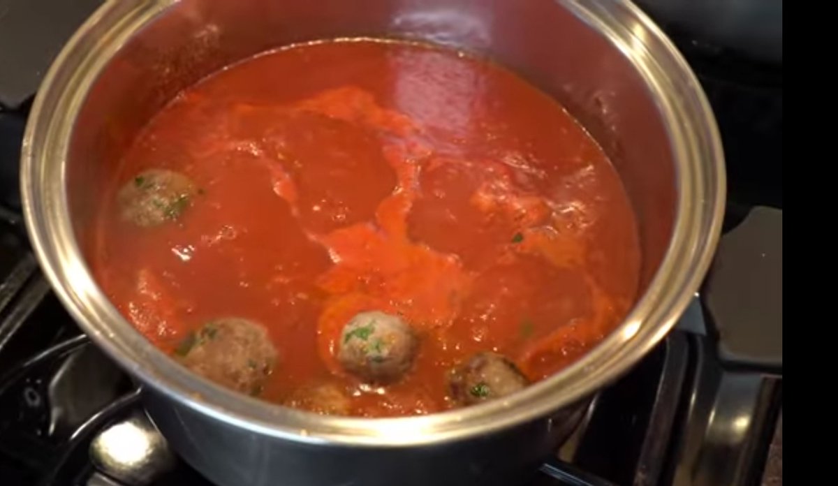 LISAMW979's tweet image. Best friend's momma making us spaghetti and meatballs. In her beautiful Italian accent she sings while cooking. "Singing make me happy." 😂 Gosh I love this lady.