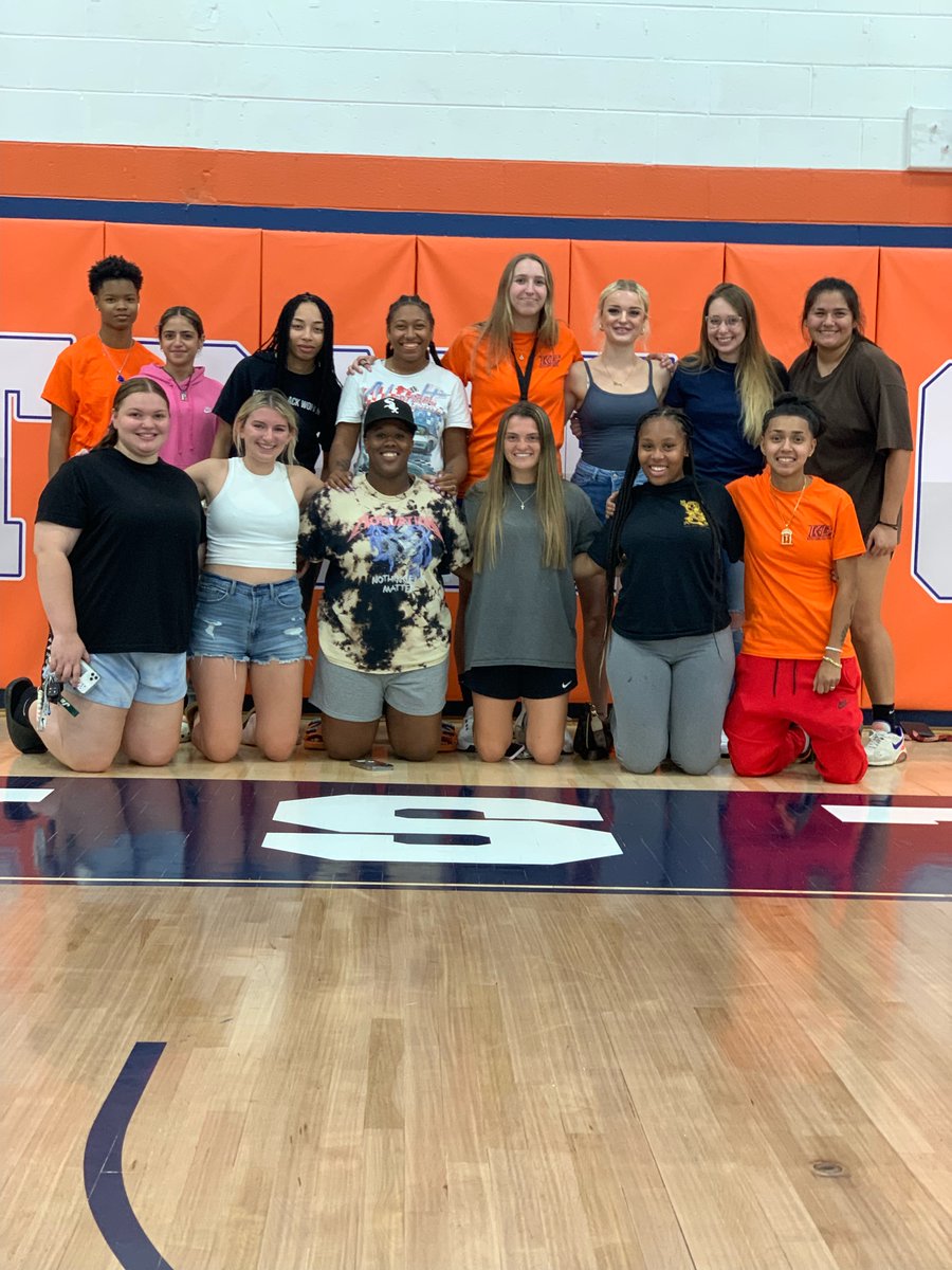 Move-in weekend complete! A GIANT welcome to our ten new student-athletes &amp; 4 returners. 🧡🏀