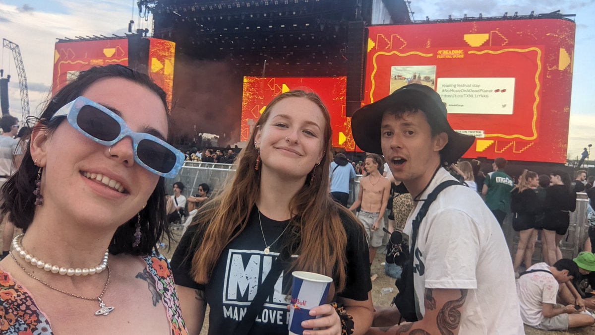 amyt_1998's tweet photo. Happy Birthday to Matt Healy's biggest fanboy #NoMusicOnADeadPlanet @OfficialRandL https://t.co/u579gB6IYd