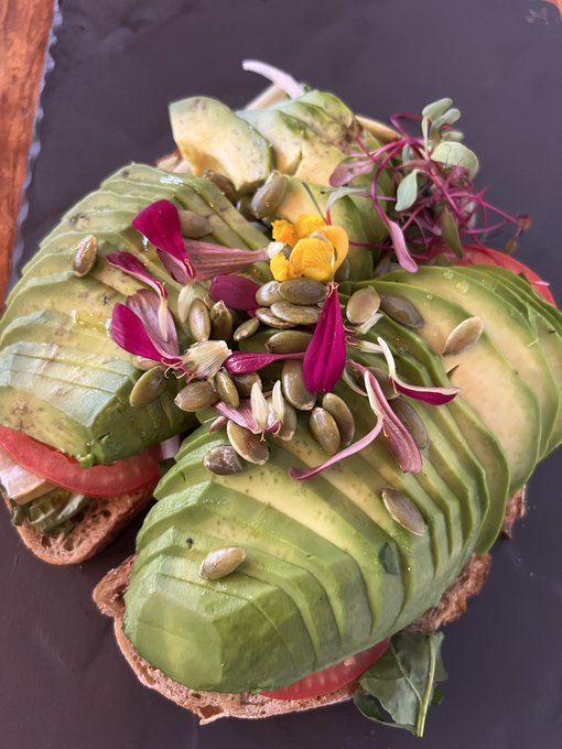 Happy Positive Sunday 🤍🖤 https://t.co/A6xLTr1hhx