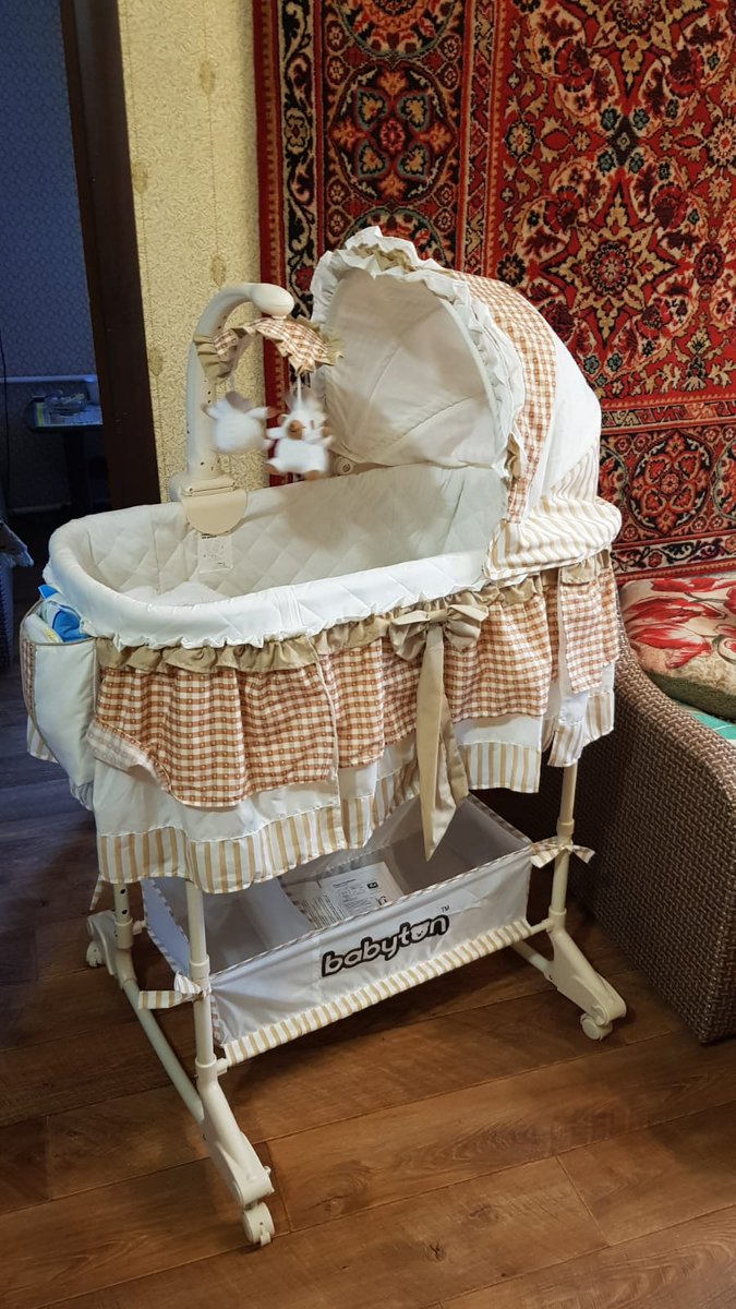 Продается новая!!! люлька, колеса складываются,но если не убрать то развивает отличную скорость по квартире, в доме вообще 🔥есть мобил с классической музыкой и танцующими медведями. Есть вибрация, подсветка и главное пульт (это прям для совсем ленивых родителей).