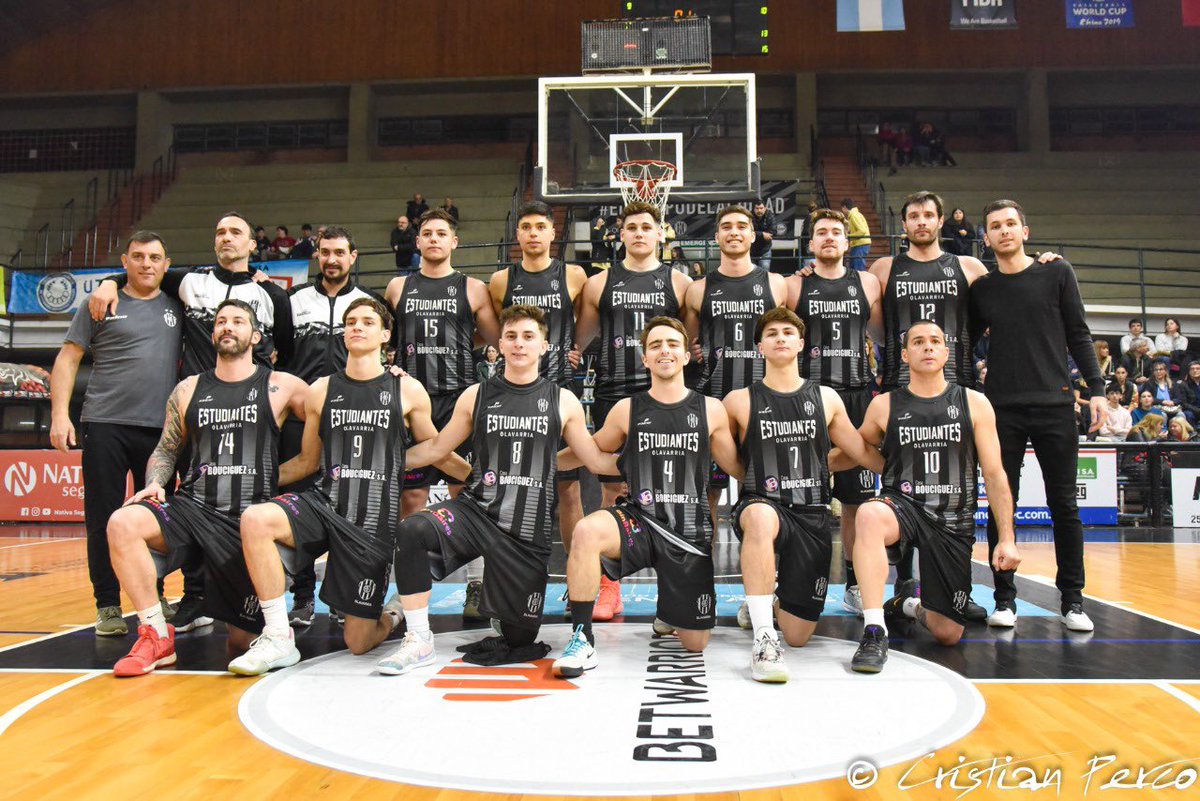 CAEbasket's tweet photo. El agradecimiento es inmenso y nos fortalece, nos empuja a continuar con nuestra idea de apuntalar el proyecto del básquet formativo del club. Jugadores y cuerpo técnico de la casa: hay futuro.

#VamosBata 🖤

📸 @ecp1895 https://t.co/MCTDJaaueK