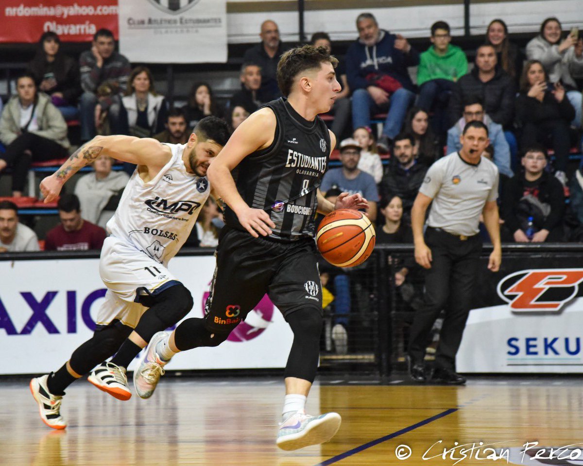CAEbasket's tweet photo. El agradecimiento es inmenso y nos fortalece, nos empuja a continuar con nuestra idea de apuntalar el proyecto del básquet formativo del club. Jugadores y cuerpo técnico de la casa: hay futuro.

#VamosBata 🖤

📸 @ecp1895 https://t.co/MCTDJaaueK