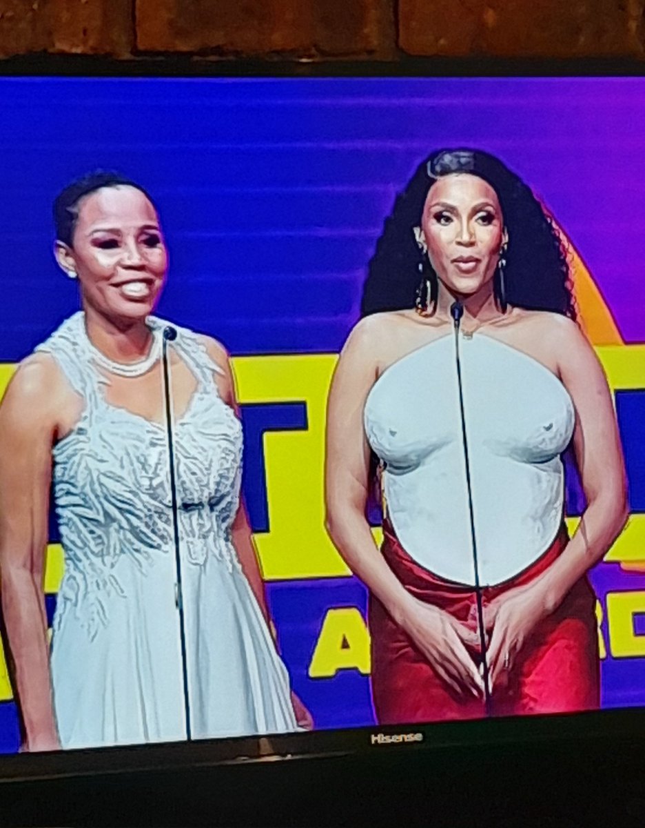 ThabangPodcast's tweet photo. I'm picking up #OnlyFans vibes from Linda Mthoba's dress.

#SAMA28 #SAMAs28 #samas https://t.co/9lYJ5b4G1d