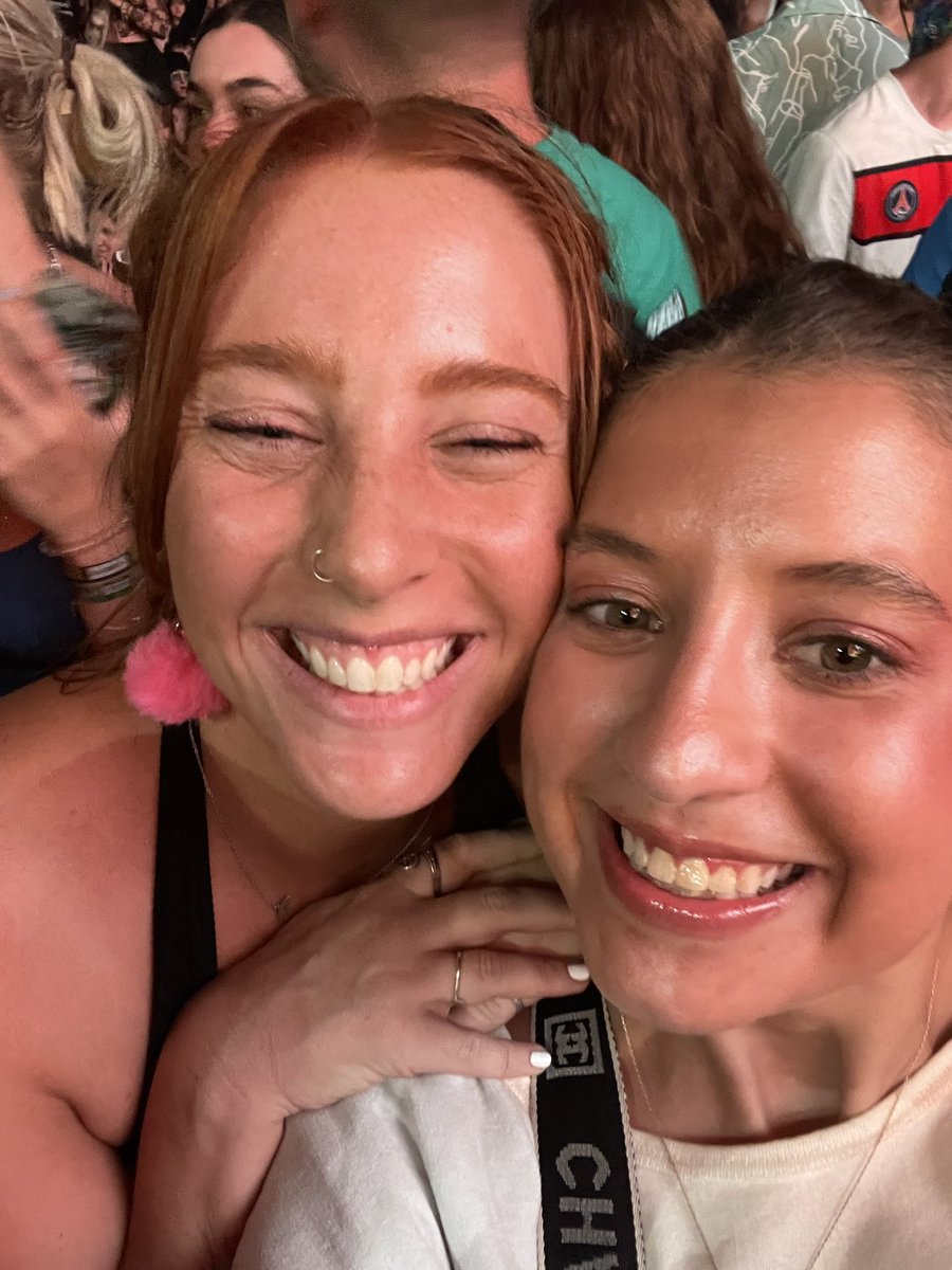 baparsons14's tweet photo. biiiiig smiles for Matty healy :-)))))) #NoMusicOnADeadPlanet  #the1975 @sophia_scherr2 @the1975 https://t.co/OkDIKZnGnx