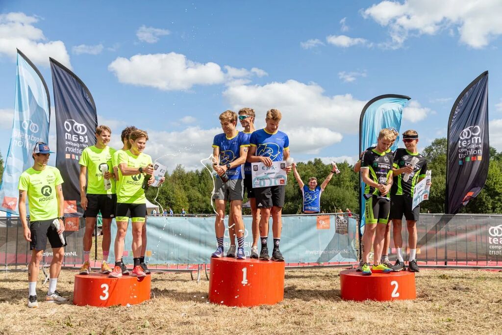 triathlonNL's tweet photo. TV Almere en VZC Veenendaal opnieuw de sterkste in eredivisie 🍾

Ook tijdens de vierde wedstrijd van de Eredivisie Triathlon waren de Almeerse vrouwen en de mannen uit Veenendaal topfavoriet. De beide teams gaan al het hele seizoen aan de leiding in … https://t.co/3GY1NJs1Y3 https://t.co/eaMcosIqqP