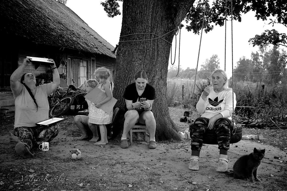 vkoralis's tweet photo. CIEMOS
Ciemos pie kaķa un triju paaudžu sievietēm...
Dažreiz fotografēju
#vakarēšana #dokumentāli #ciemos #noskaņa #lauki #sēta #humanphoto https://t.co/2MjzdMRX2n