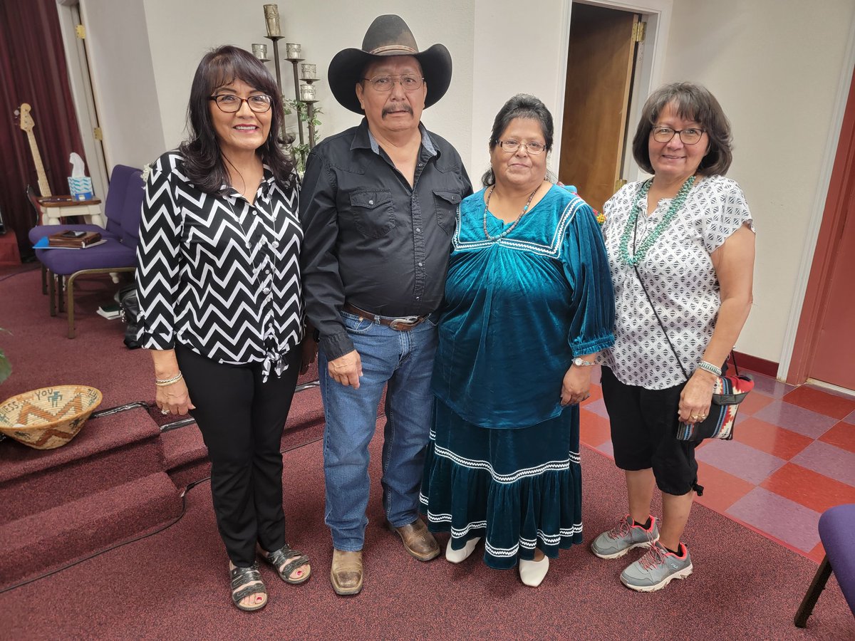 daybreakwarrior's tweet photo. Our Apache sister sang "This Is The Day (Díí Ji̜i̜ Gozhó̜ó̜)" in Apache this morning at church. It was fun to praise God in our sister language!
#NneeBiyáti' #NdeeBiyáti' #ApacheLanguage #DííJi̜i̜Gozhó̜ó̜ https://t.co/nskXKhgusj