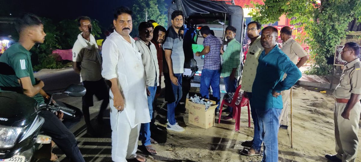 कल रात 8 बजे दुबे छपरा ढाले पर बैरिया उपजिलाधिकारी व तहसीलदार साहब की मौजूदगी में बाढ़ पीड़ितों में पक्का पकाया भोजन वितरित किया गया
<a href="/CMOfficeUP/">CM Office, GoUP</a> <a href="/SaumyaIas/">Saumya Agarwal IAS</a> <a href="/balliapolice/">Ballia Police</a> <a href="/AmitShah/">Amit Shah</a> <a href="/swatantrabjp/">Swatantra Dev Singh</a> <a href="/virendramastmp/">Virendra Singh Mast</a>