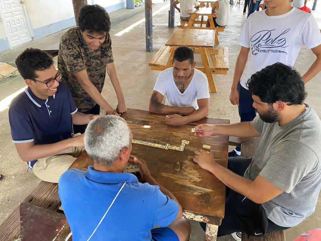 PenitenciarioPA's tweet photo. Realizamos una tarde deportiva en El Renacer en conjunto con el Centro Universitario Entremares y @VinisteAMi, con partidos de fútbol, béisbol, juego de dominó, donaciones, entre otros, actividad en beneficio de los privados de libertad para su salud y proceso de resocialización. https://t.co/RnQ3C0iIhQ