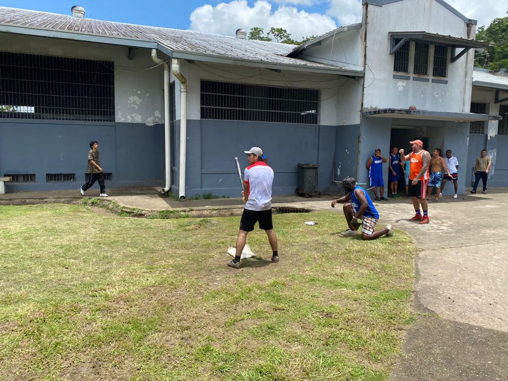 PenitenciarioPA's tweet photo. Realizamos una tarde deportiva en El Renacer en conjunto con el Centro Universitario Entremares y @VinisteAMi, con partidos de fútbol, béisbol, juego de dominó, donaciones, entre otros, actividad en beneficio de los privados de libertad para su salud y proceso de resocialización. https://t.co/RnQ3C0iIhQ