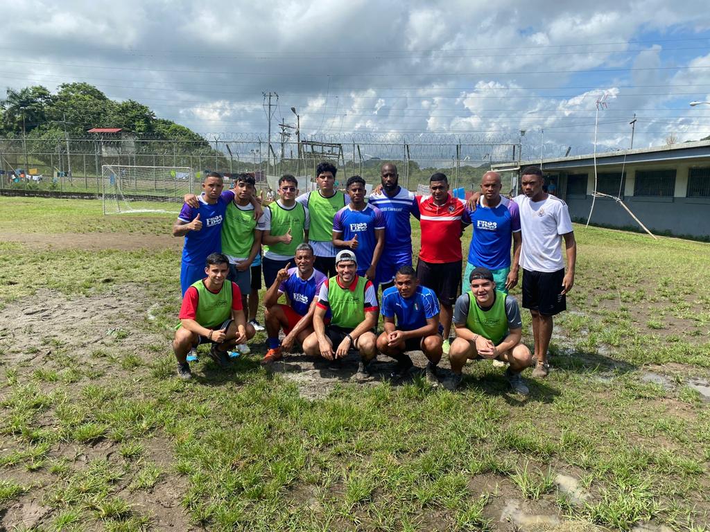 PenitenciarioPA's tweet photo. Realizamos una tarde deportiva en El Renacer en conjunto con el Centro Universitario Entremares y @VinisteAMi, con partidos de fútbol, béisbol, juego de dominó, donaciones, entre otros, actividad en beneficio de los privados de libertad para su salud y proceso de resocialización. https://t.co/RnQ3C0iIhQ