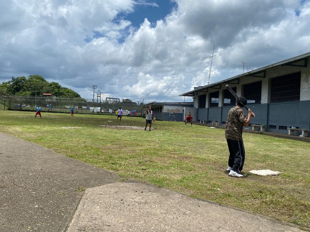 PenitenciarioPA's tweet photo. Realizamos una tarde deportiva en El Renacer en conjunto con el Centro Universitario Entremares y @VinisteAMi, con partidos de fútbol, béisbol, juego de dominó, donaciones, entre otros, actividad en beneficio de los privados de libertad para su salud y proceso de resocialización. https://t.co/RnQ3C0iIhQ