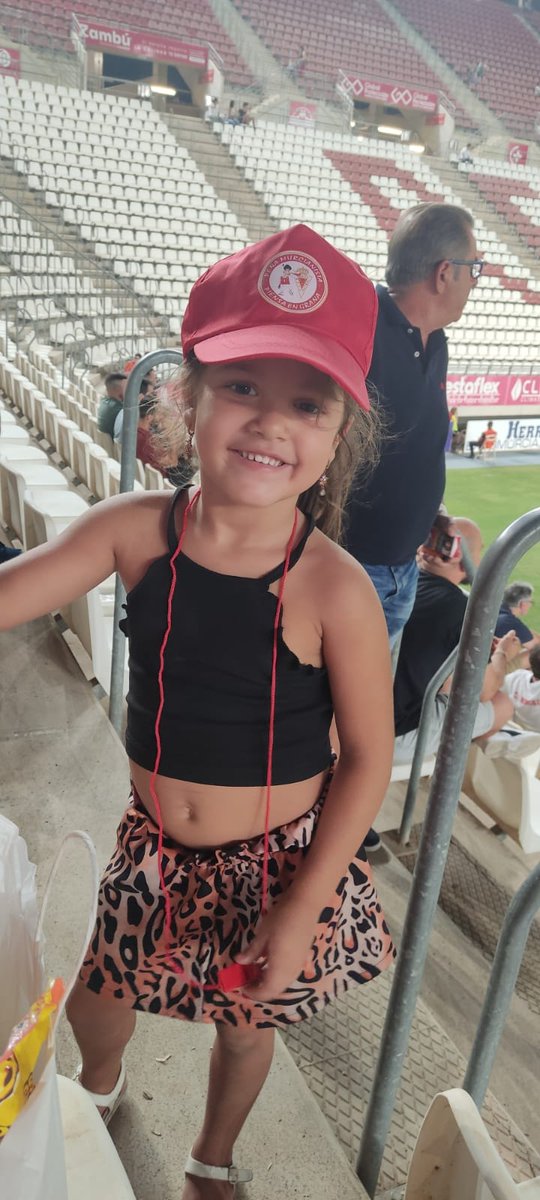 LAKIKI46. MI NIETA VIENDO EL REAL MURCIA  AYER EN ENRIQUE ROCA
AL PRÓXIMO HABRÁ  MÁS SUERTE,