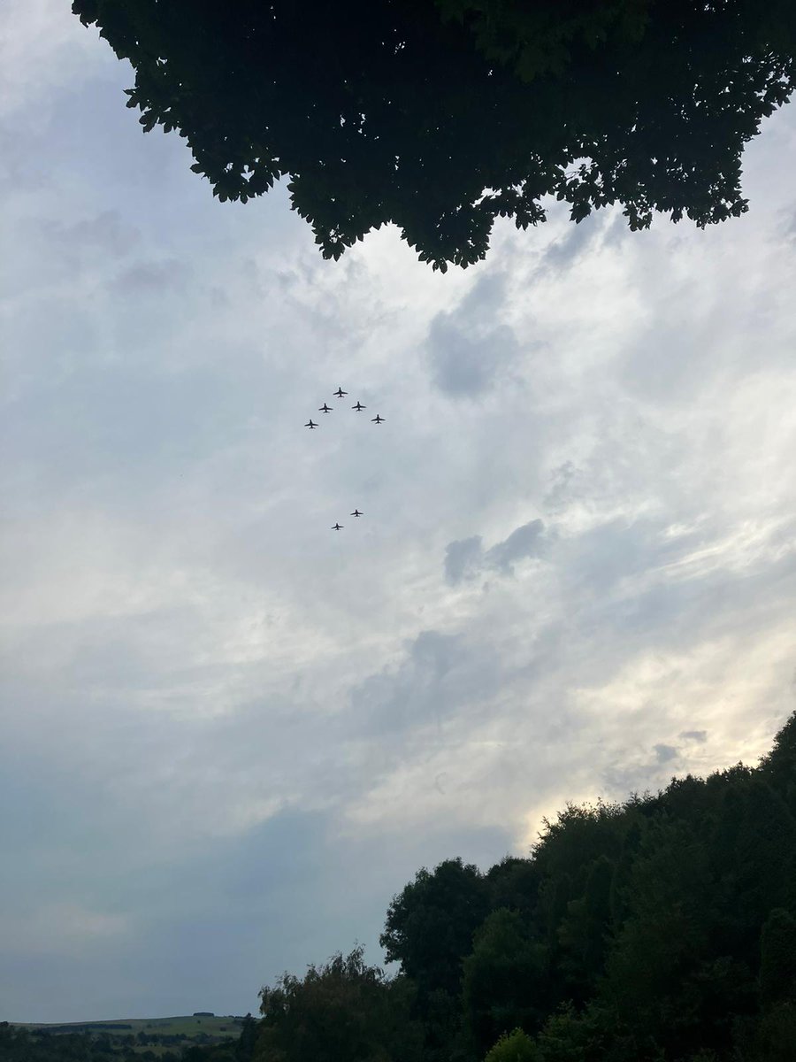 CroftBungalow's tweet photo. We had noisy visitors this afternoon. The Red Arrows flew over Croft Bungalow. Sorry guys - we are full right now but plenty of availability October onwards... (dont want you landing in the garden though... you would disturb the hedgehogs.)
#PeakDistrict
#AccessibleCottage
#VPPD https://t.co/QrWGxZDJFI