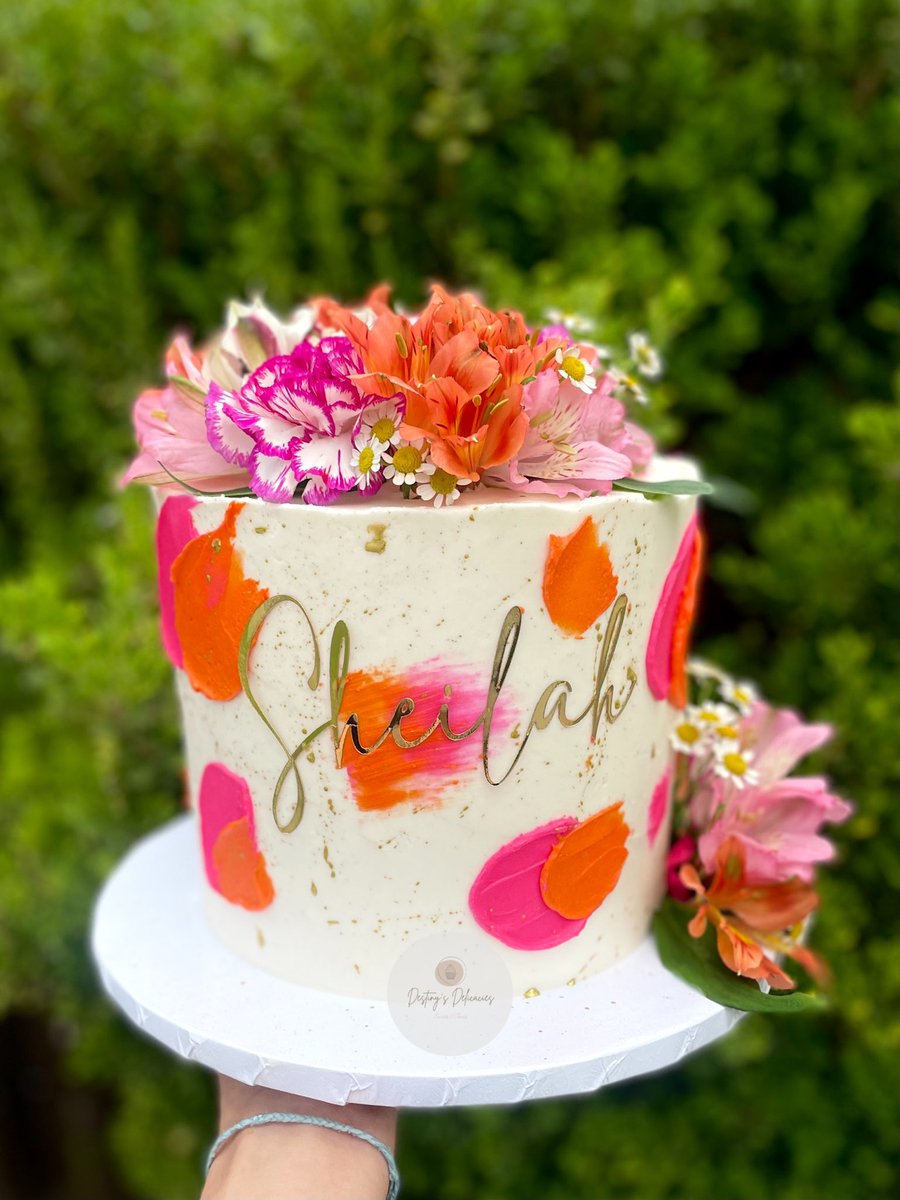 desdelicacies's tweet photo. No bad angles on this gorgeous cake🤩 https://t.co/pCEGlLS3H2
