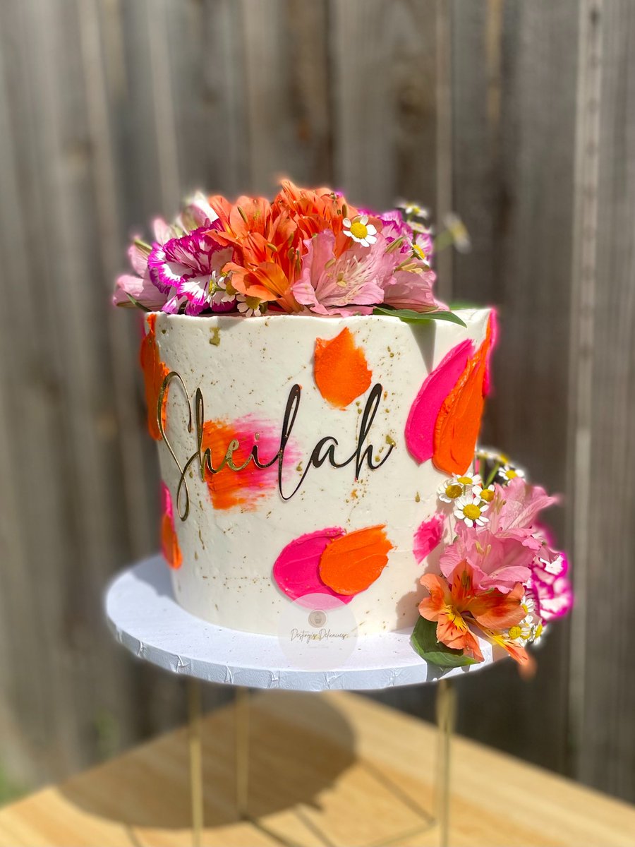 desdelicacies's tweet photo. No bad angles on this gorgeous cake🤩 https://t.co/pCEGlLS3H2