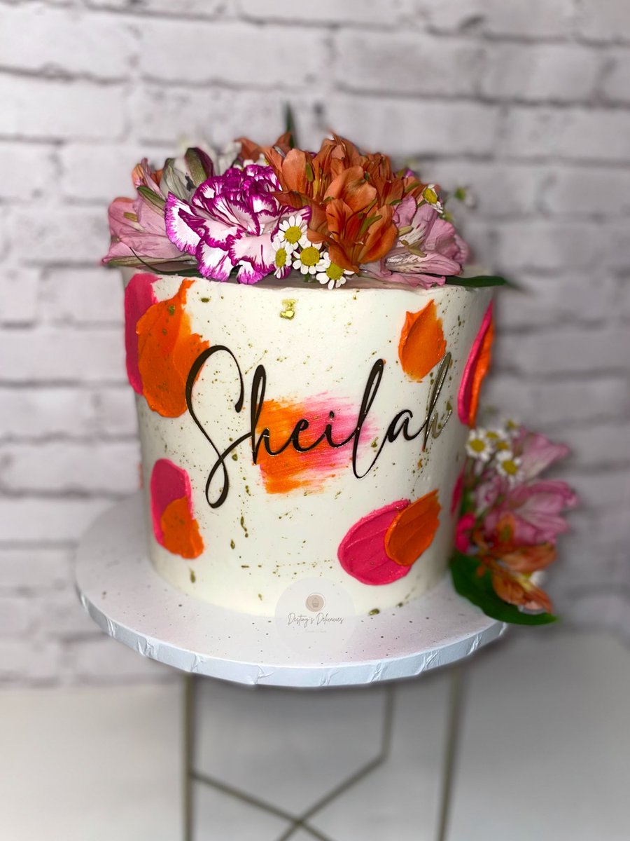 desdelicacies's tweet photo. No bad angles on this gorgeous cake🤩 https://t.co/pCEGlLS3H2