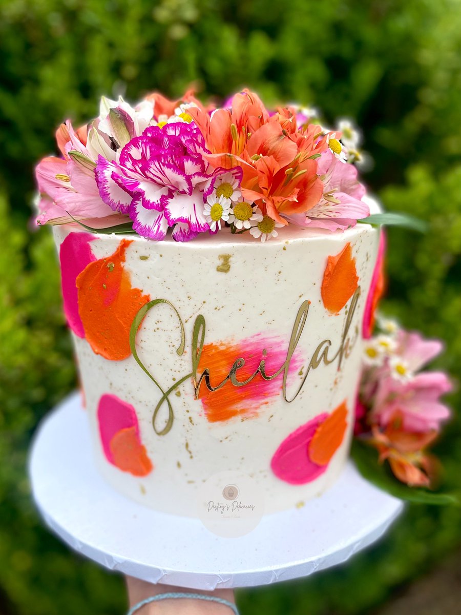 desdelicacies's tweet photo. No bad angles on this gorgeous cake🤩 https://t.co/pCEGlLS3H2