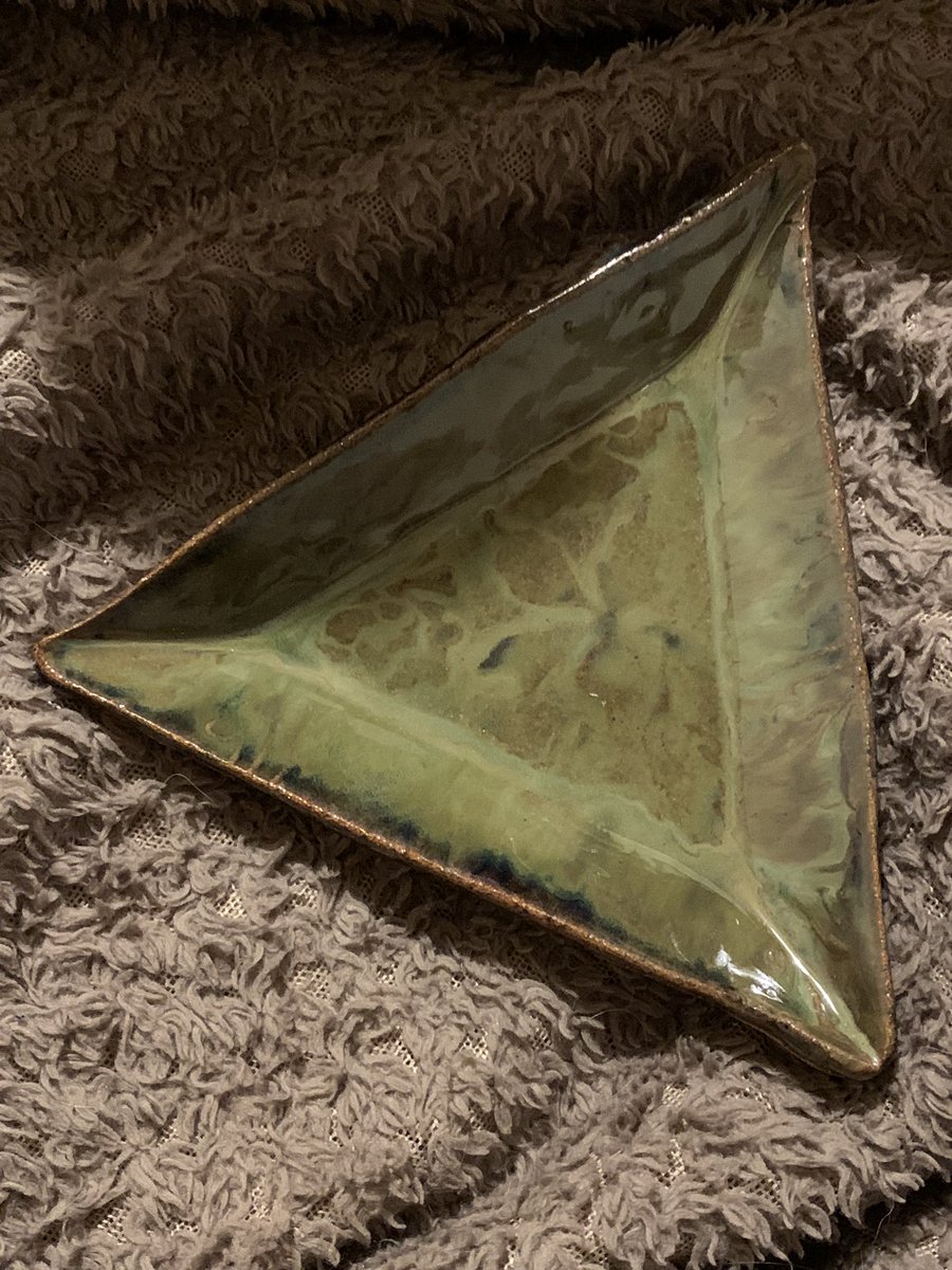 MousePottery's tweet photo. Three new pieces fresh from the kiln. There’s a ocean theme to this batch:two seaweed green triangle dishes and a mug with a seaweed impression in an surf blue glaze. 

#handbuiltpottery
#slabbuiltceramics https://t.co/tSvtUAlPdn