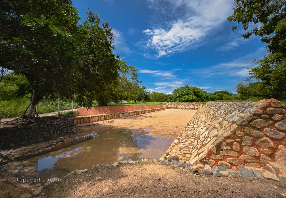 ixyzih's tweet photo. ⚽️ ☠️ ☀️ ¿Cuántos encuentros se darían en esta cancha? ¿cuándo sería el último? muchos misterios de esta ciudad prehispánica de #Petatlán. "Soledad de Maciel" (#LaChole). https://t.co/IiBSzPzWTV