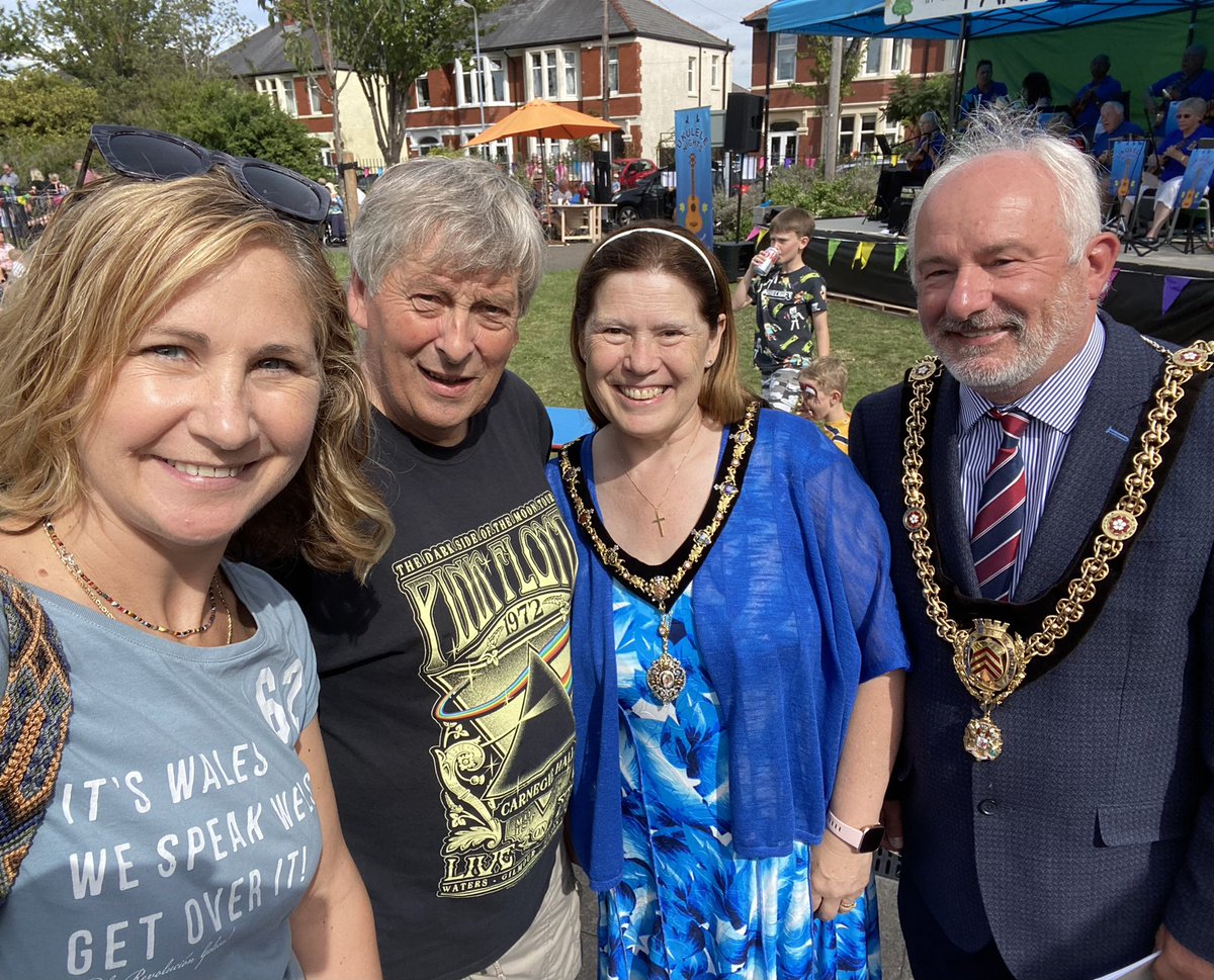 AnnaMcMorrin's tweet photo. ☀️🎸🌿 What a brilliant Party in the Park in Llwynfedw Gardens today. 

Well done to all those @llwynfedw who worked so hard to make it a success today and all year round. Special thanks to our Mayor and Mayoress @Hinchey58 @Hinch62 &amp; @mashedwards1 &amp; Mo for all they do 👏 https://t.co/5lRCIJgHbw