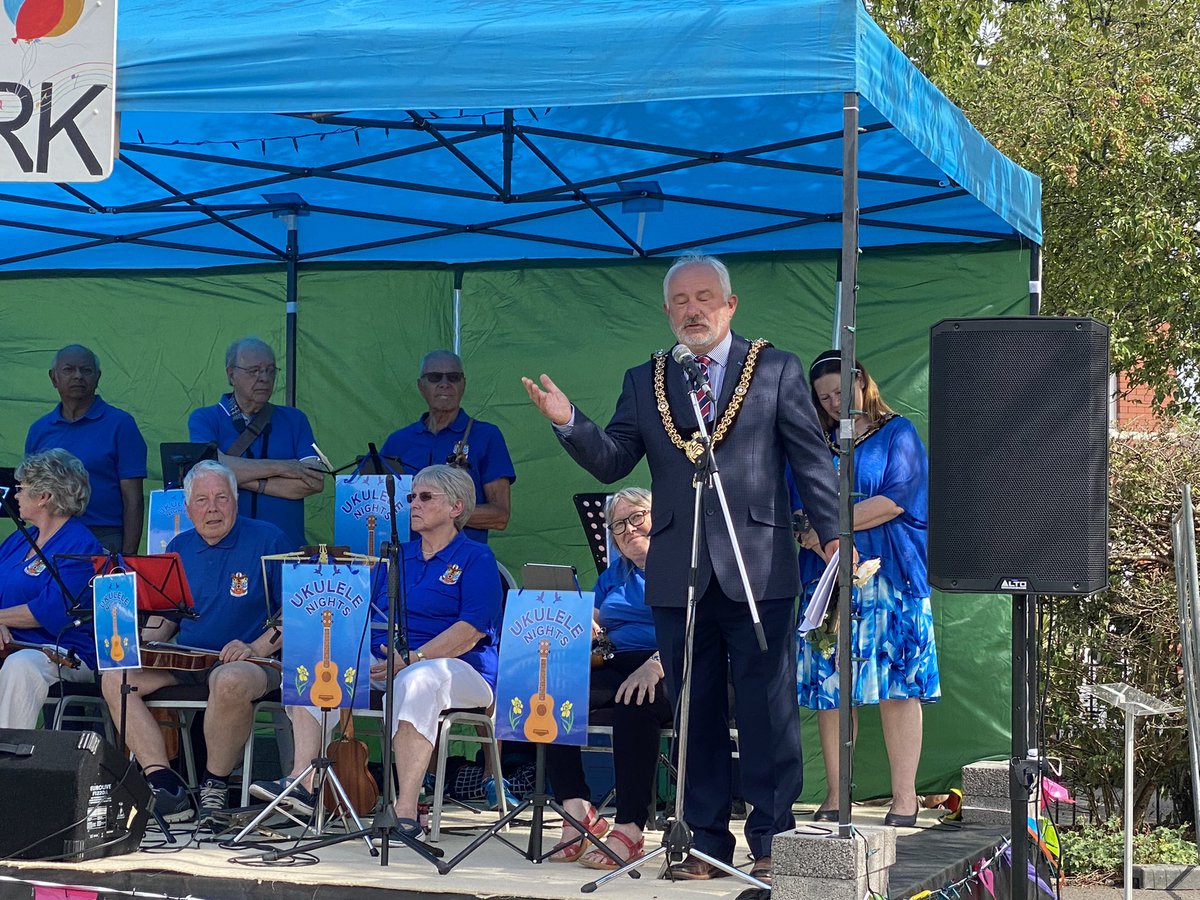 AnnaMcMorrin's tweet photo. ☀️🎸🌿 What a brilliant Party in the Park in Llwynfedw Gardens today. 

Well done to all those @llwynfedw who worked so hard to make it a success today and all year round. Special thanks to our Mayor and Mayoress @Hinchey58 @Hinch62 &amp; @mashedwards1 &amp; Mo for all they do 👏 https://t.co/5lRCIJgHbw