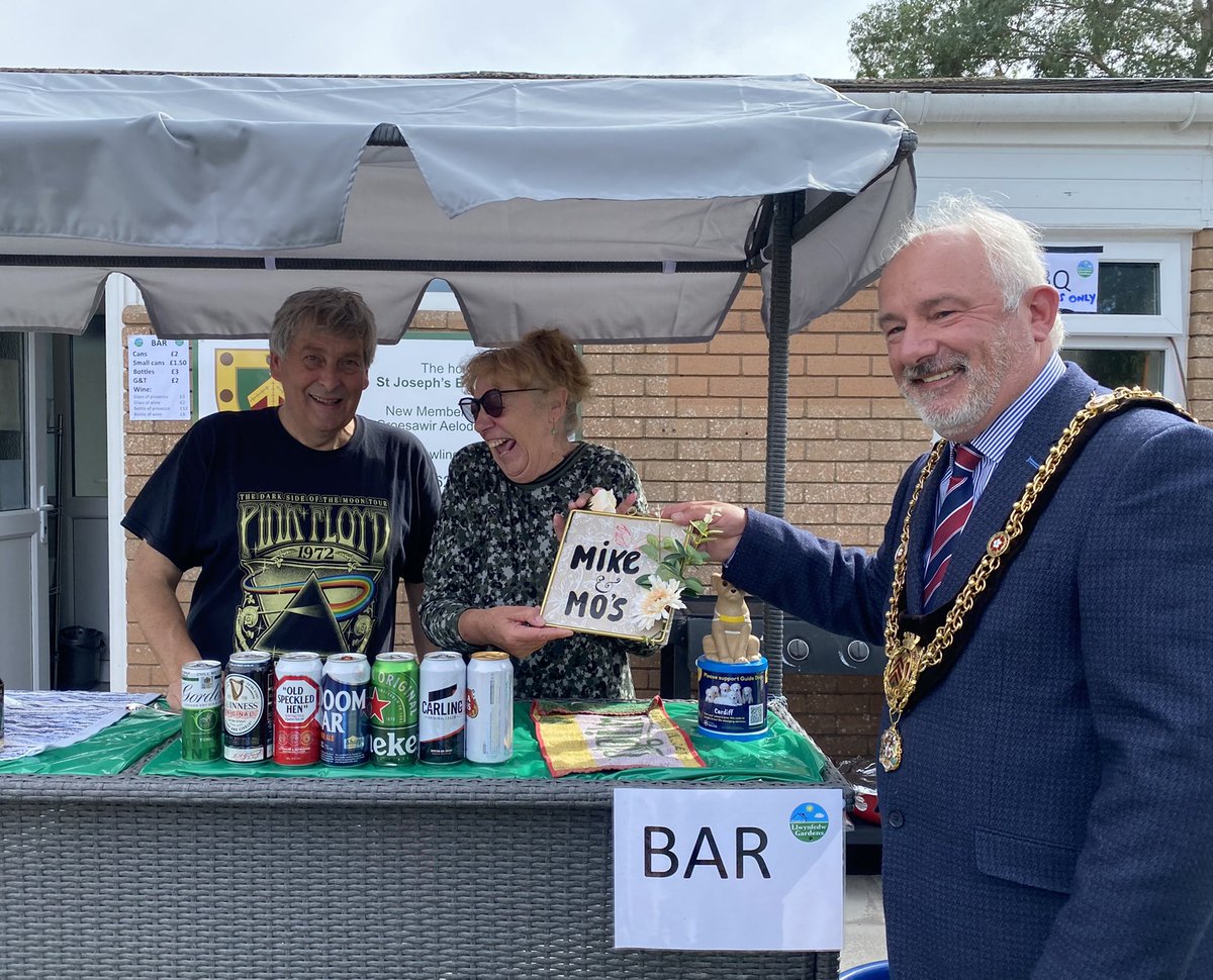 AnnaMcMorrin's tweet photo. ☀️🎸🌿 What a brilliant Party in the Park in Llwynfedw Gardens today. 

Well done to all those @llwynfedw who worked so hard to make it a success today and all year round. Special thanks to our Mayor and Mayoress @Hinchey58 @Hinch62 &amp; @mashedwards1 &amp; Mo for all they do 👏 https://t.co/5lRCIJgHbw