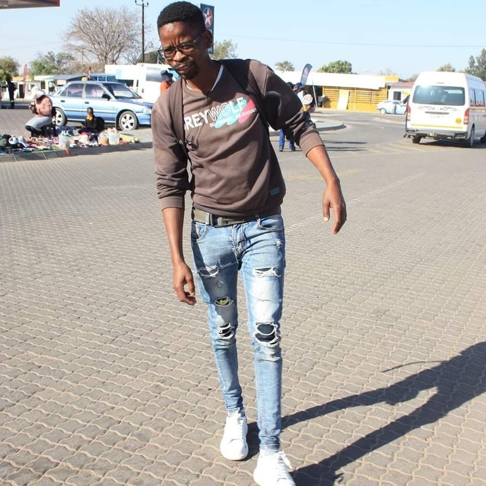 kabs037's tweet photo. This is me during the hustling day #umjolowithazola https://t.co/VdK1I3DhN3