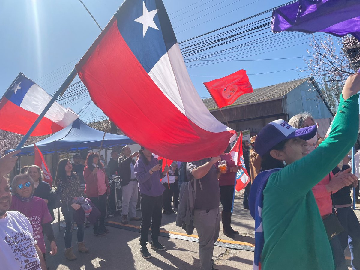 MEQChile's tweet photo. Hoy participamos del gran apruebazo Rural en San Clemente 👩‍🌾🌽 

La propuesta de Nueva Constitución se hace cargo de las históricas necesidades de nuestro campo Chileno🇨🇱 y principal motor de nuestra alimentación.✊🏽 

#AprueboParaQueNuncaMasEnChile #Apruebo4deSeptiembre https://t.co/oedClDa3OS