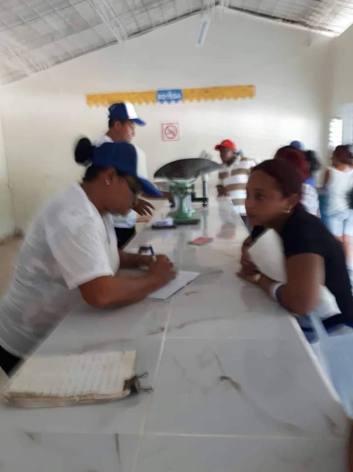 Como parte de las reanimaciones realizadas en comunidades del territorio mayabequense, se realizó la reapertura de la bodega, carnicería y cafetería de Morales.
#ComercioCuba #VamosConTodo 
<a href="/BetsyDazVelzqu2/">Betsy Díaz Velázquez</a> <a href="/PresidenciaCuba/">Presidencia Cuba 🇨🇺</a>