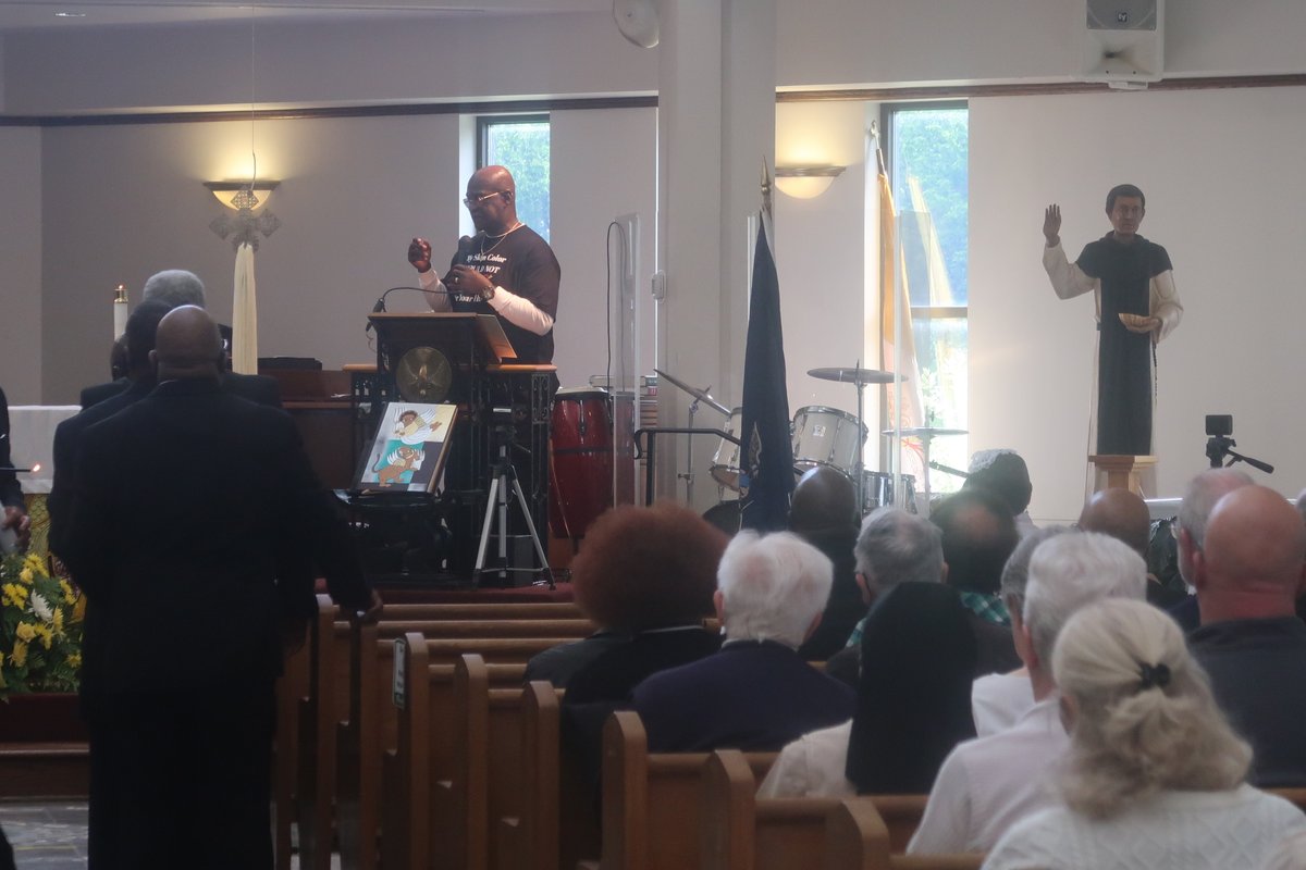 HeyRaChaCha's tweet photo. Lovely #Buffalo #MassMob at St. Martin de Porres Church today! (Photos from May, since *someone* forgot to put the SD card back in *someone's* camera ๐) https://t.co/7THTaeVhm8