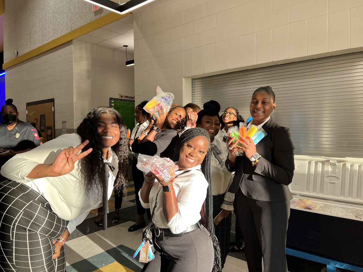 For one to lead, one has to serve first! On last Thursday, members of SLI headed to Crawford Elementary in Arcadia, Louisiana for their open house to serve! 

Thank you Crawford Elementary again for having us, it was a pleasure to serve you!  🖤💛
#weareSLI #leadership