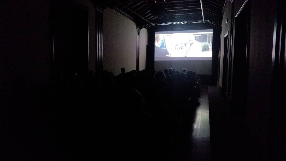 CineMasFood's tweet photo. En la @casadecolon el Ciclo LGTBIQ+ llega a su fin con 'Shiva Baby', de Emma Seligman. En la película una joven judía bisexual acude a un funeral de la religión judía con sus padres. Allí se encontrará con su exnovia y su actual amante acompañado de su mujer y su hijo 🎬 https://t.co/pA7VoeWwRP