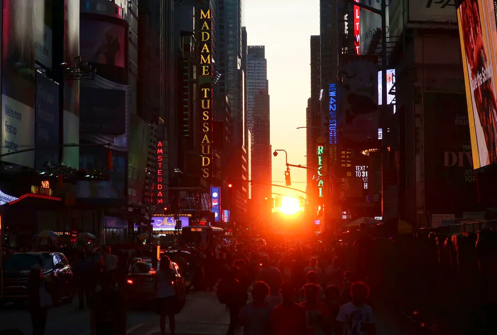 rolling_club's tweet photo. It’s 420 in #NewYorkCity right now, friends! 💚 
Imagine smoking up during #Manhattanhenge! 😍
#NewYork #USA #Mmemberville #StonerFam #Weedmob #WeedLovers #CannabisCommunity https://t.co/1Y1Dz2UZB0