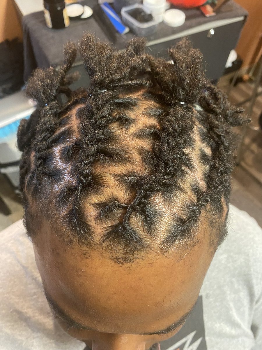 beltwaybarz695's tweet photo. Been on my loc journey for an official year now. Guess I’m officially apart of the long hair don’t care crew now. Lmao 🤣 #locs #locsjourney #teamlocs #longhairdontcare #locmaintenance #locs4life #locsforlife #locsthread https://t.co/Wn3WrNjCWY