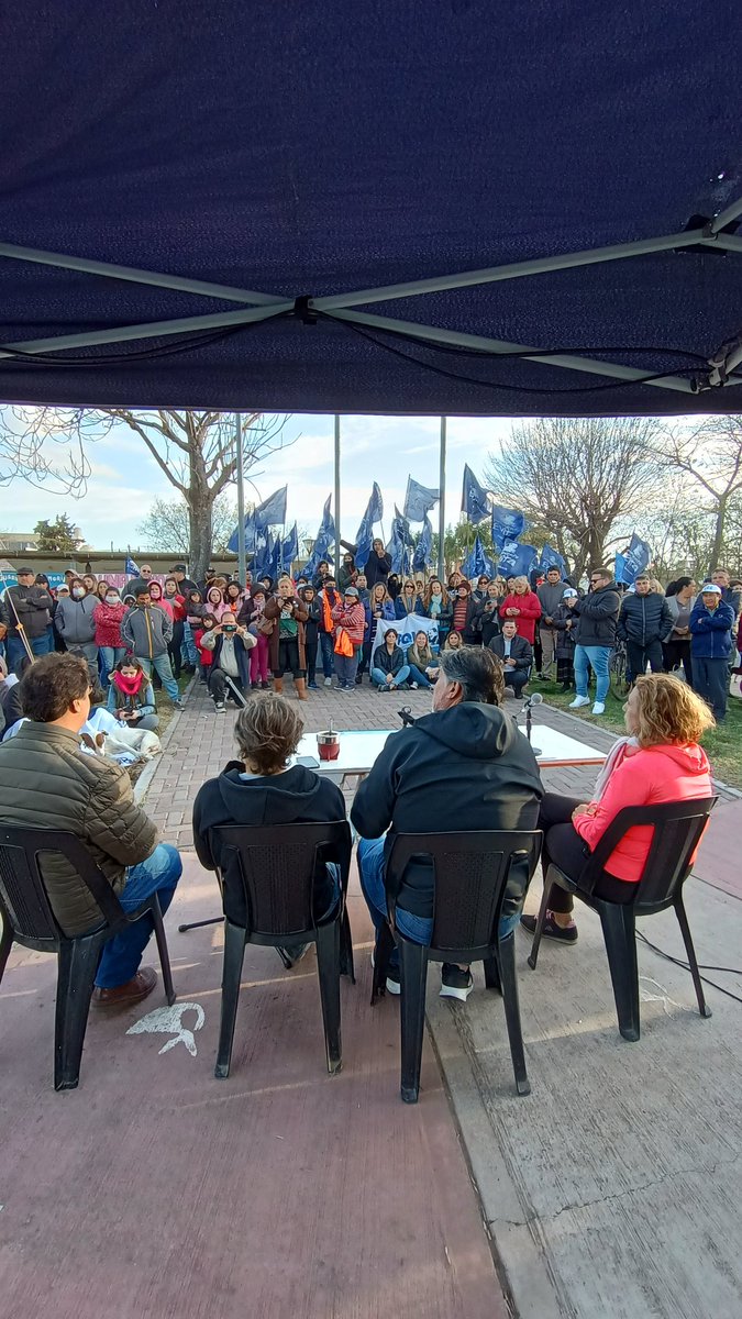 Eze_1928's tweet photo. En Maquinista Savio, estuvimos con compañeros y compañeras bancando a nuestra conductora @CFKArgentina 
#TodosConCristina 
@javirehl https://t.co/3EgjvOn4sA