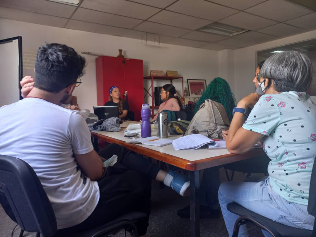 Mppc_Aragua's tweet photo. #19ago #GestiónCulturalEnAcción De la mano de la Escuela de Cine y Video Fundación @Vecinema, la especialista de la plataforma del Cine @Mppc_Aragua,  @mariasarahmunoz, dictó a 6 participantes el taller "Dirección de Arte" en los espacios del salón audiovisual de @AraguaLee https://t.co/4ZtOHPqLAq