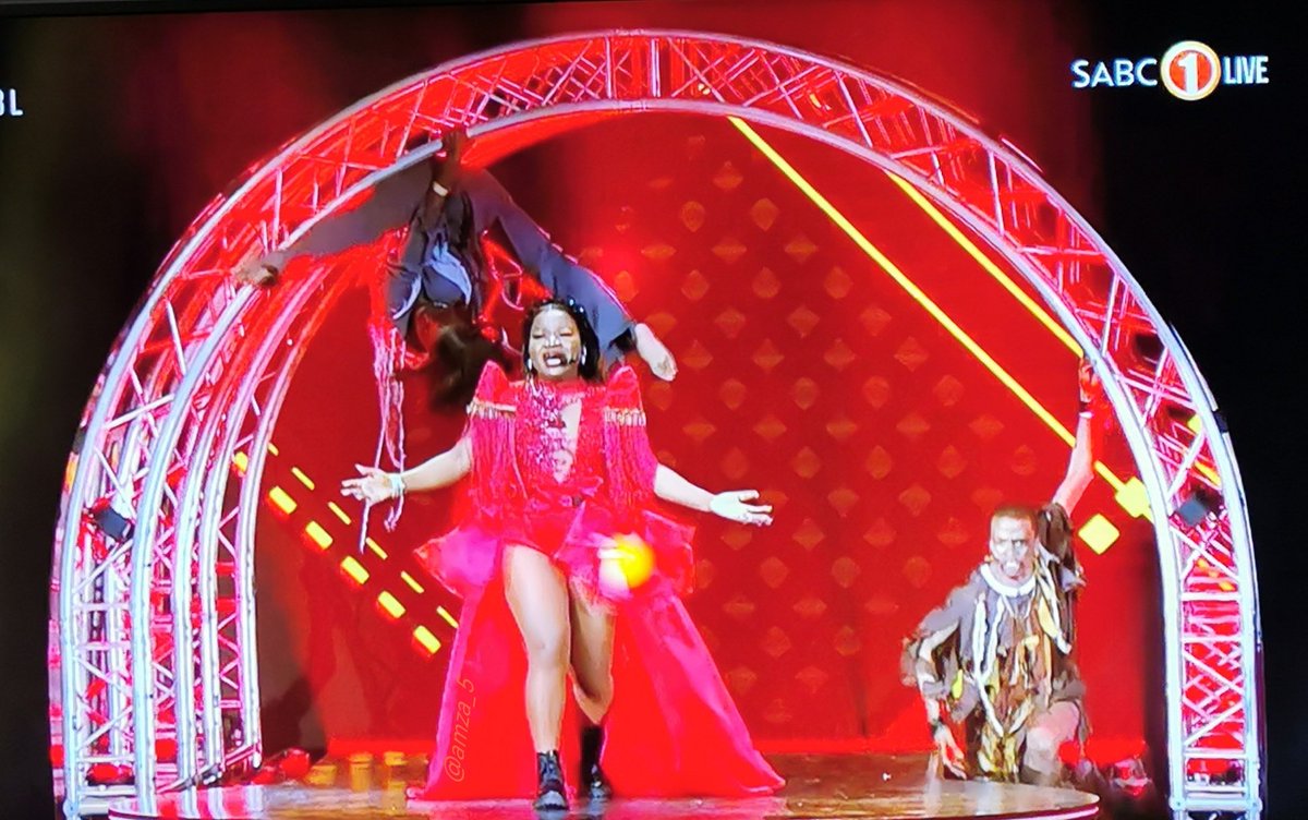 ThabangPodcast's tweet photo. They don't call her the Beyonce of Limpopo for nothing 😆

Also we still don't understand a word she's singing. 

#Makhadzi #SAMA28 #samas https://t.co/XTiYAPl3PR