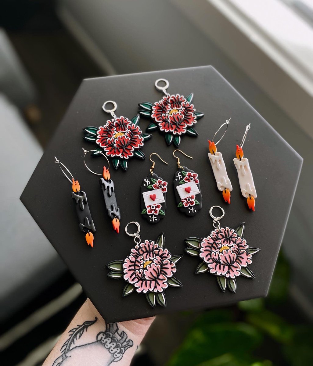 today!! 6pm pst 🖤