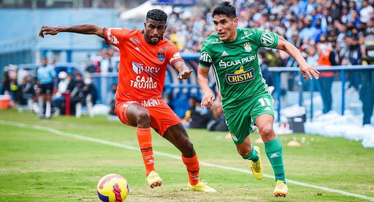lokover2016's tweet photo. "MAL MOMENTO" 
Vistiendo con la camiseta verde, Sporting Cristal pierde una gran oportunidad de ponerse arriba en la tabla al igualar 0-0. El publico grito "Mosquera ya se va" por la incomodada que genera el entrenador. 
#LIGA1BETSONXGOLPERU
#Mosquera
#grimaldo 
@PitazoFinal5 https://t.co/wZ8q8B0BJa