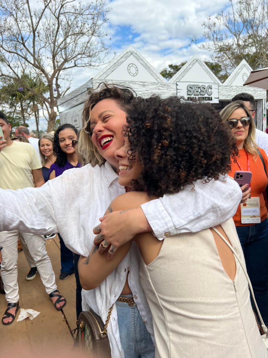 AAAAA esse festival tá entregando TUDO! <a href="/MCProIrina/">Irina Cordeiro</a>