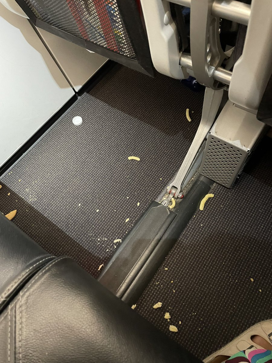 pausr96's tweet photo. @vueling viajando así, ¿y luego nos obligan a poner la maleta de mano n el suelo?staría bn que comprobaran la limpieza ants d permitir la entrada n el avión, esto s un asco; y la tripulación sin poder darnos soluciones la respuesta d 1 azafat “yo no le limpio el asiento a nadie” https://t.co/gMTskYeMRt
