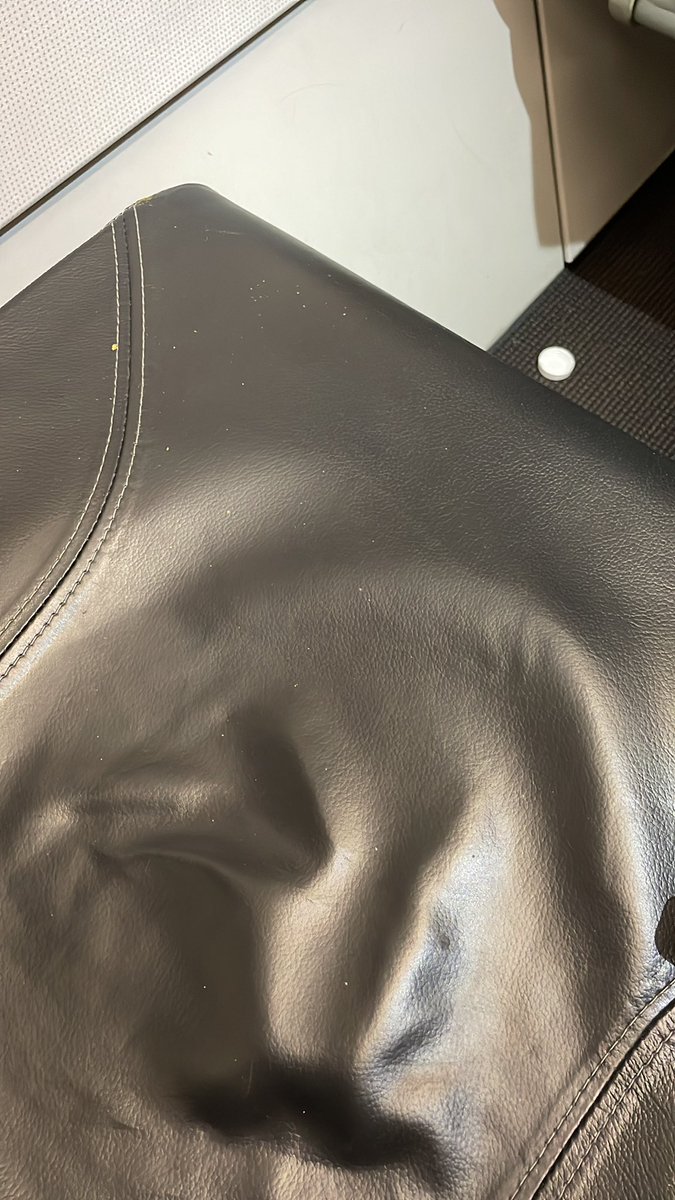 pausr96's tweet photo. @vueling viajando así, ¿y luego nos obligan a poner la maleta de mano n el suelo?staría bn que comprobaran la limpieza ants d permitir la entrada n el avión, esto s un asco; y la tripulación sin poder darnos soluciones la respuesta d 1 azafat “yo no le limpio el asiento a nadie” https://t.co/gMTskYeMRt