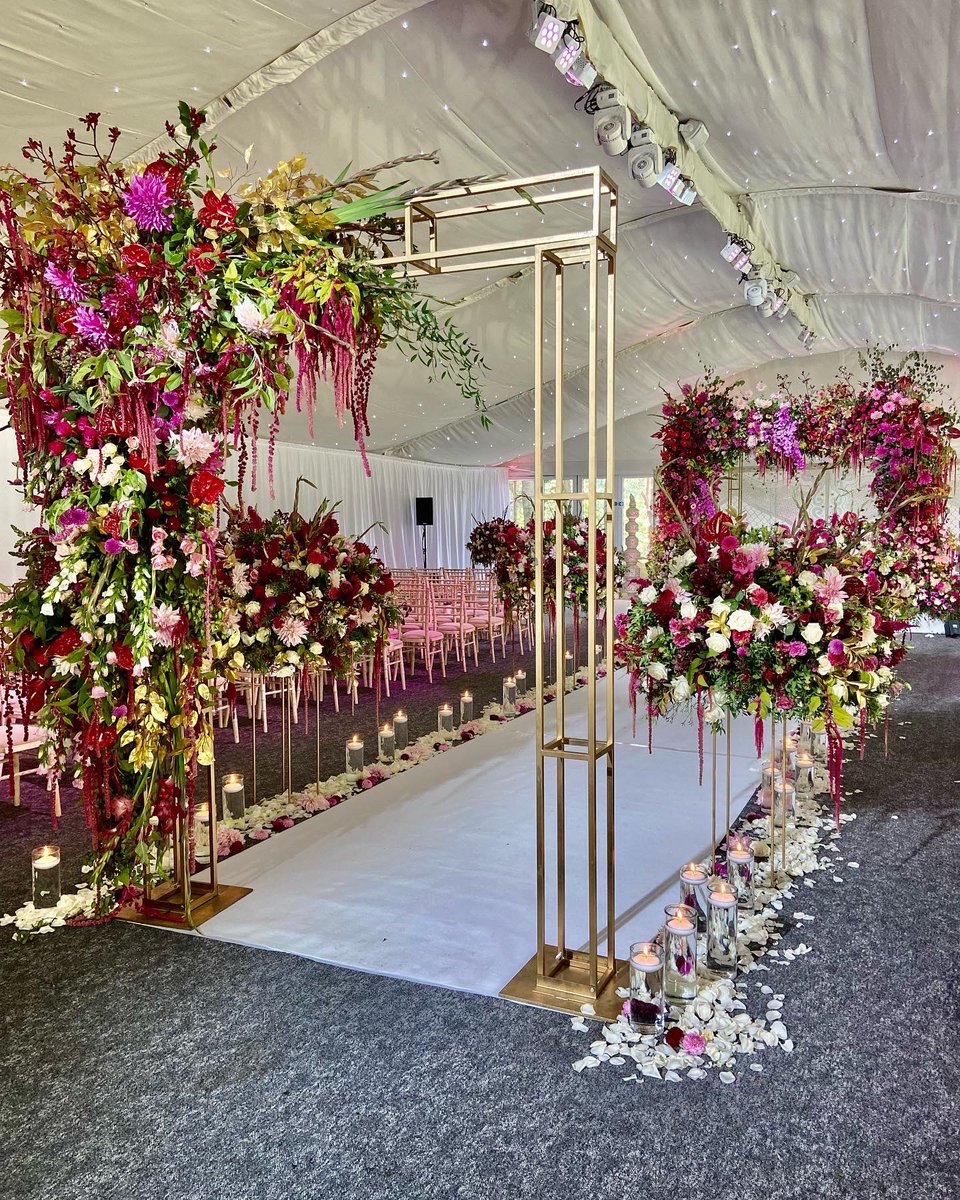 MidlandMandaps's tweet photo. Beautiful fusion weddings at @nunsmerehall #floralmandap #goldmandap #freshfloraldecor #summerweddings #anikagoldmandap #geometricmandap #largefloraldecor @redfloralarch #midlandmandaps https://t.co/2QC4LrhDiX