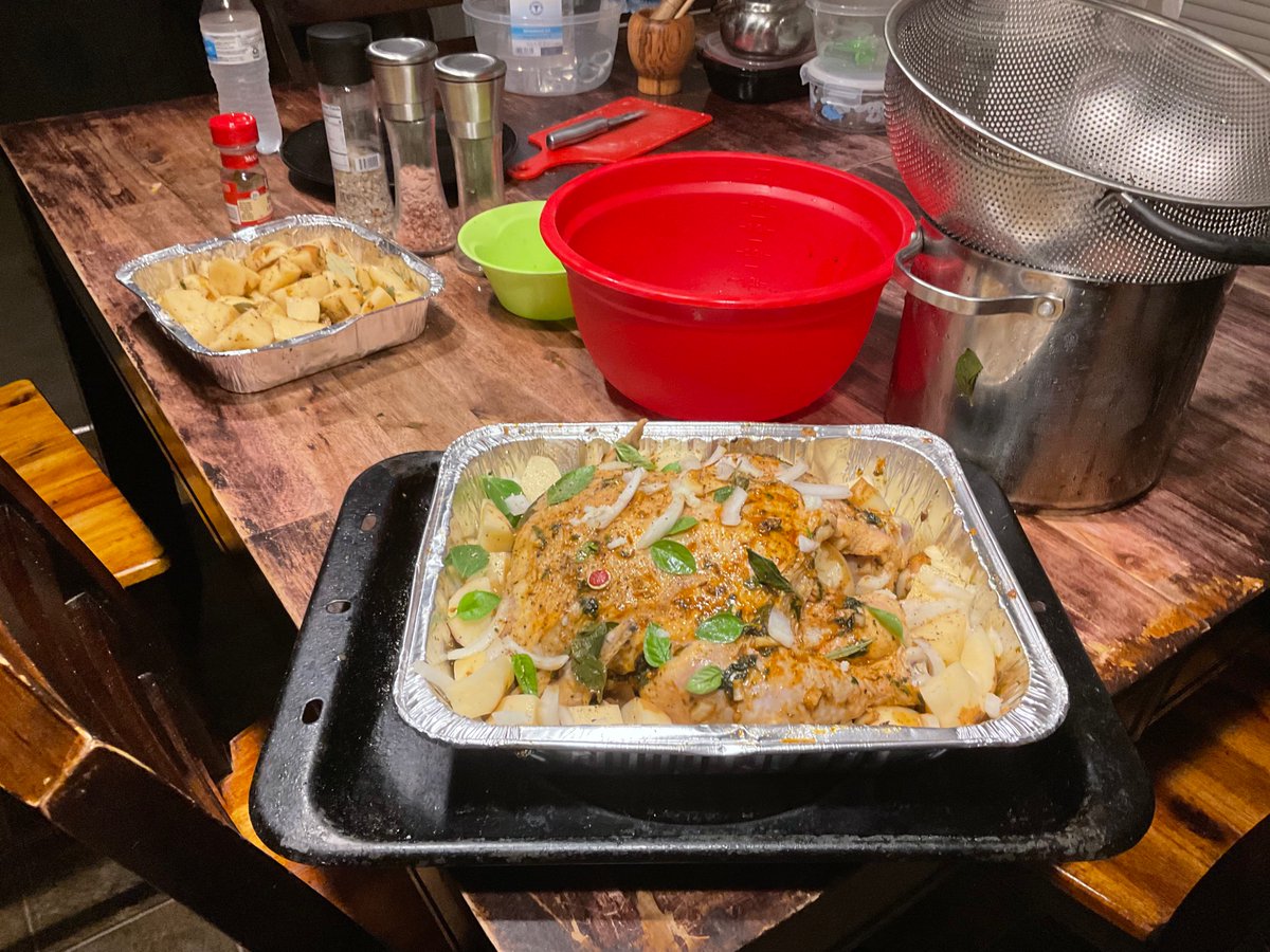 Tenji95's tweet photo. Cake and chicken! Yay! 🎂🍗 #CookingTV https://t.co/qtXQk6M8EV