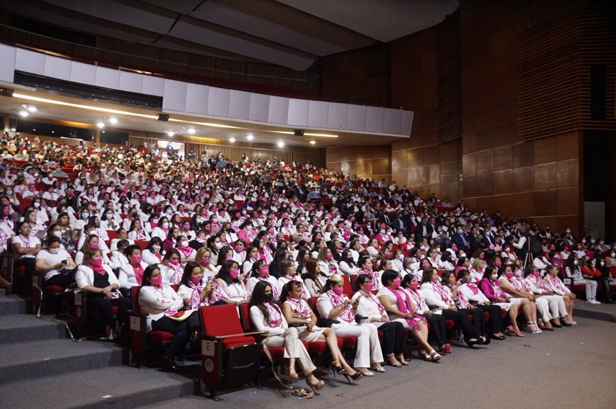 cdeprihidalgo's tweet photo. Estamos de fiesta en el @cdeprihidalgo, hoy se gradúan  de la #EHMPRI más de 679 mujeres priistas de lucha y esfuerzo.

El empoderamiento y la constante formación política, son herramientas que tienen las mujeres priistas para fortalecer sus liderazgos.

#FuerzaEHMPRI https://t.co/pnGJ8QE18T
